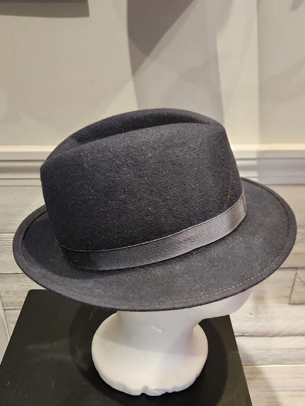 N/A black felt